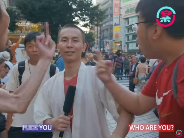 香港YouTuber進行日本街訪 中國旅客2度搶咪示不文手勢：馬上停止
