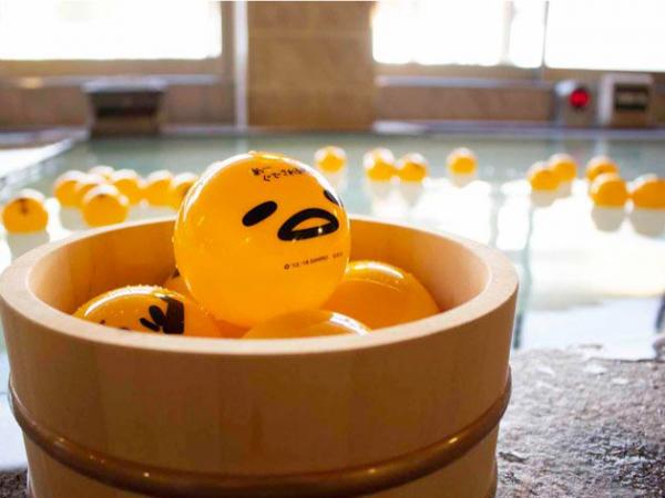 一萬隻蛋黃哥陪你梳乎浸溫泉 日本聯乘浴場推出搞鬼造型美食/周邊商品