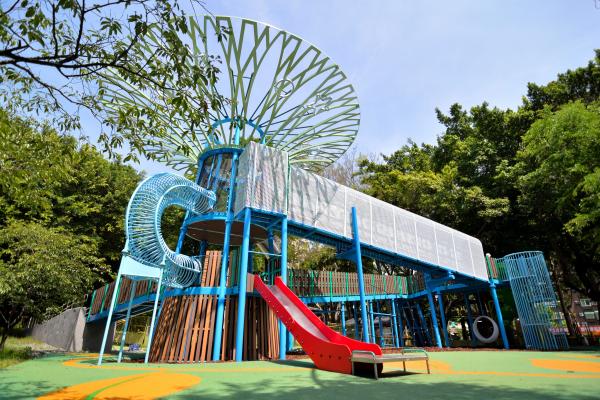 台北兒童放電公園！ 4.5米管狀滑梯/星星燈天空樹塔