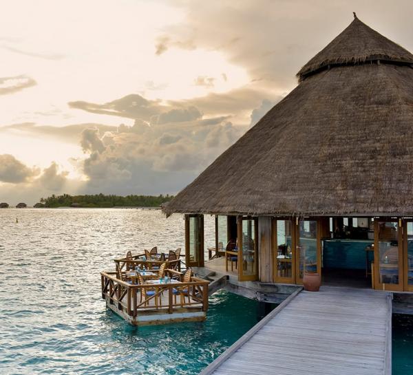 睡在魚樂無窮的海底世界！ 馬爾代夫180度海景別墅酒店