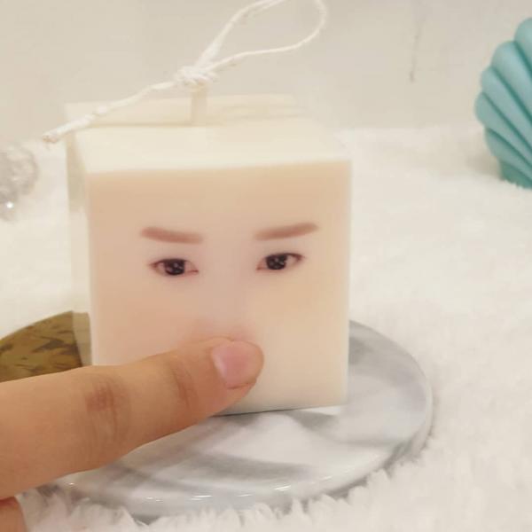韓國網上人氣搞鬼手信 將臉印上香氛蠟燭？
