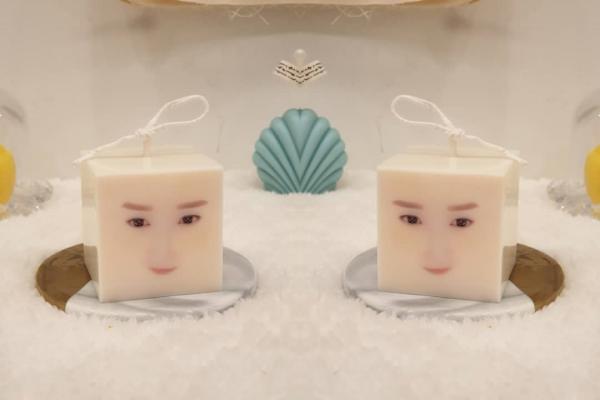 韓國網上人氣搞鬼手信 將臉印上香氛蠟燭？