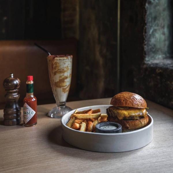 150年歷史修船廠變身曼谷Cafe 在Sarnies品嚐咖啡感受歲月痕跡！