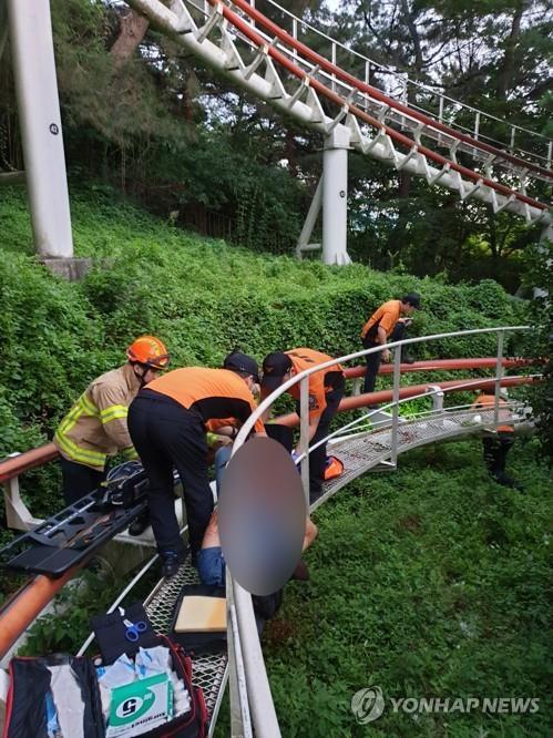 韓國主題樂園發生駭人意外 職員掉下路軌被輾斷腳！