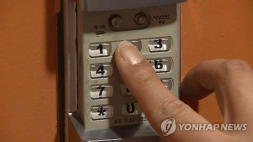 韓國電子門鎖再現保安問題 男子分析指紋潛入偷竊達8次！ 