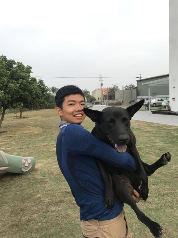 徒步環島旅行遇上黑狗一直伴隨 台灣暖男終收養給浪浪一個家