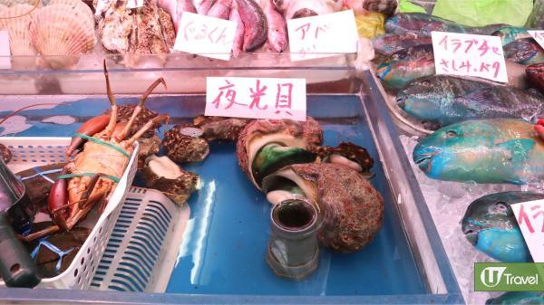 第一牧志公設市場9大美食推介 原個海膽刺身／大大隻鹽燒蝦／地道苦瓜炒蛋／新鮮菠蘿棒