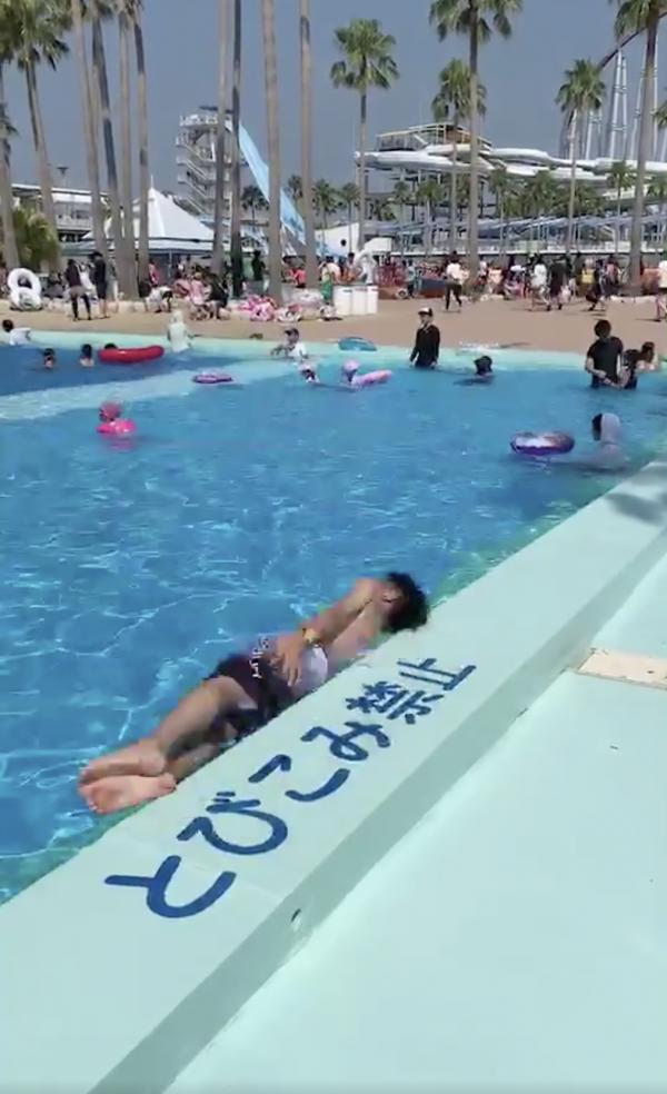 因為不准跳進泳池所以靜靜地進入 日本網民爆笑入池方式網絡爆紅35萬人點讚