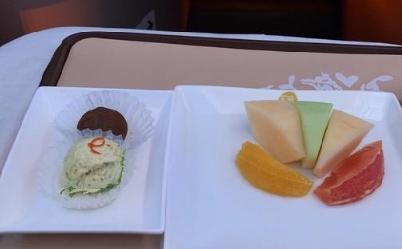 ,000坐商務艙僅得5片水果2塊點心 內地航空公司回應飛機餐縮水：安全考量
