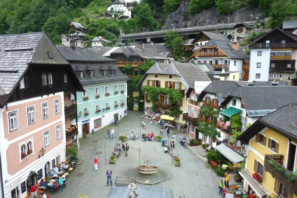不讓遊客只打卡就走！ 奧地利最美小鎮Hallstatt 2020年實施遊客管制
