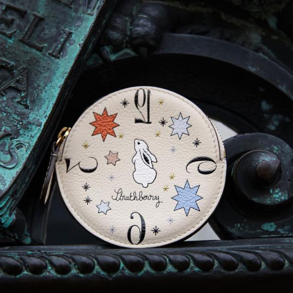 可愛白兔的圓形零錢包輕巧實用，不規則的時鐘造型十分獨特，售價為115英鎊(約1,090港元)。