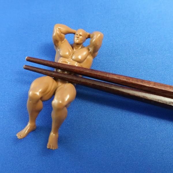 肌肉爆棚為你盛起筷子 日本推出肌肉男筷子座扭蛋