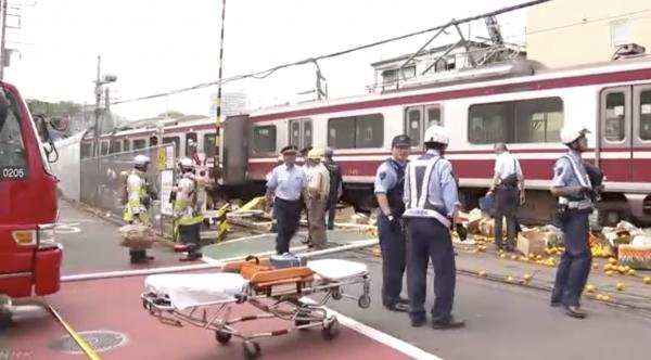 日本京急線嚴重交通事故 列車貨車相撞翻側冒出大量黑煙 男貨車司機死亡