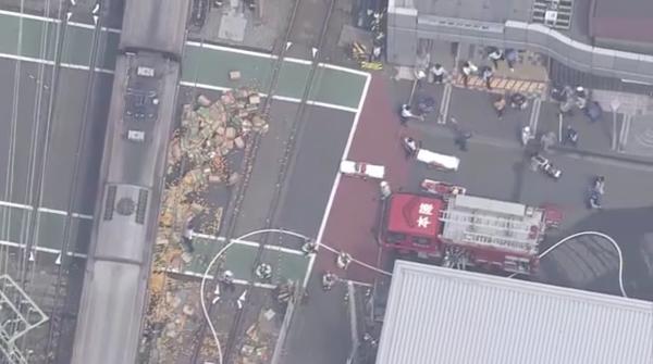 日本京急線嚴重交通事故 列車貨車相撞翻側冒出大量黑煙 男貨車司機死亡