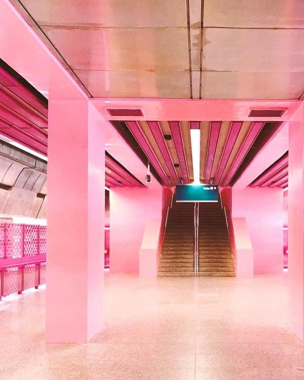 新加坡粉紅色地鐵站成打卡熱點 極似BLACKPINK MV場景!