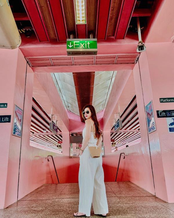新加坡粉紅色地鐵站成打卡熱點 極似BLACKPINK MV場景！