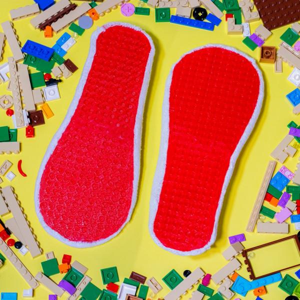 以後踩到LEGO就唔怕痛！ 外國新推防護襪助收拾積木