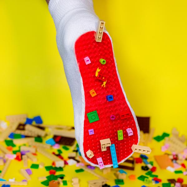 以後踩到LEGO就唔怕痛！ 外國新推防護襪助收拾積木