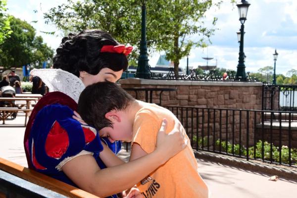 美國自閉男童遊迪士尼崩潰哭鬧 白雪公主施展暖心魔法網民激讚：天使！