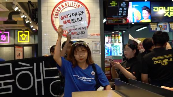 韓國動物權益團體強闖快餐店示威 向食客高叫「你們在吃屍體」！