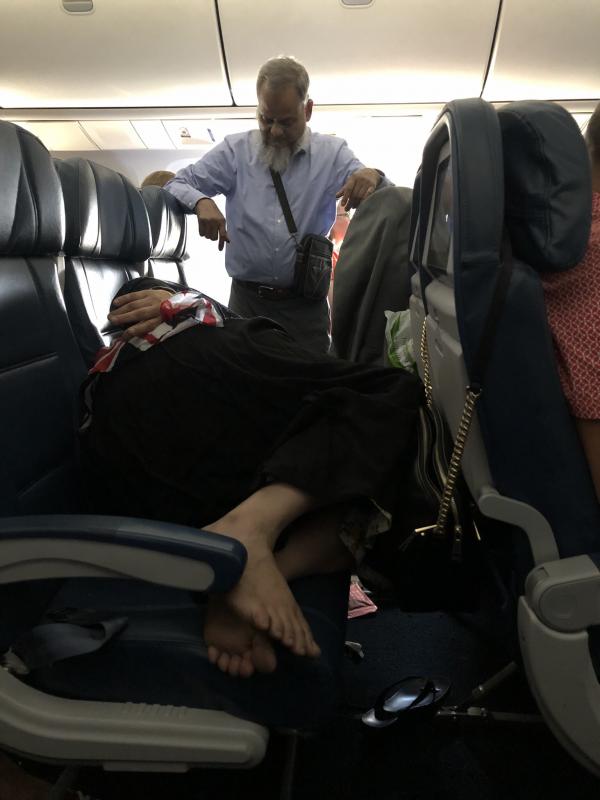 男士機上站足6小時讓老婆平躺睡覺 網民狠批： 這不是真愛