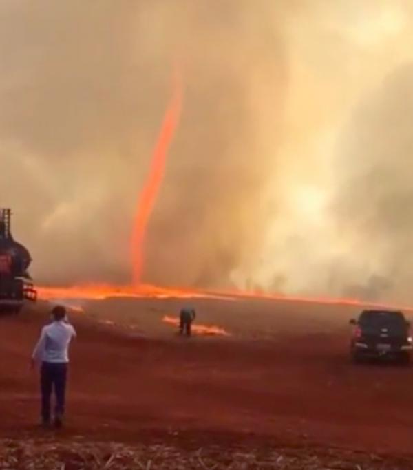 巴西驚現火龍捲漩渦直捲半空 氣象專家：自然界極罕見現象