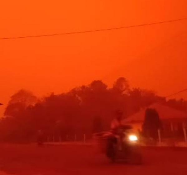 印尼蘇門答臘驚見血紅天空 大火引嚴重霧霾染紅大地