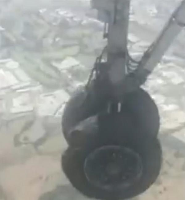 澳洲航空飛機半空輪胎爆炸 乘客聽到巨響橡膠散落跑道