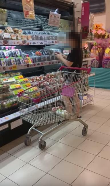 逛馬來西亞超市買士多啤梨 無品大媽逐盒打開揀：因為唔夠靚