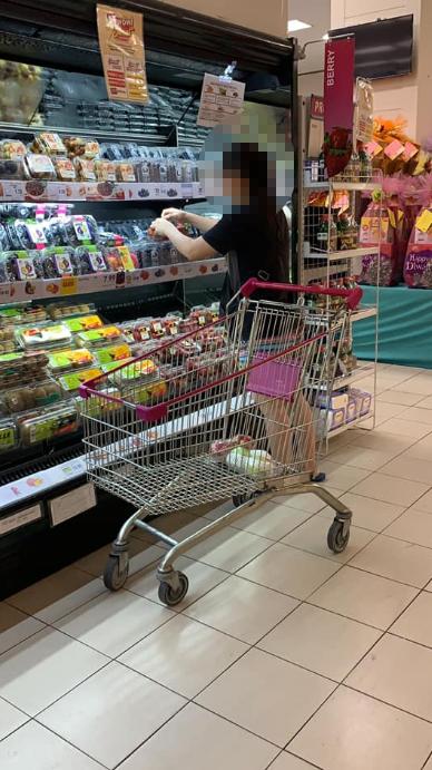 逛馬來西亞超市買士多啤梨 無品大媽逐盒打開揀：因為唔夠靚