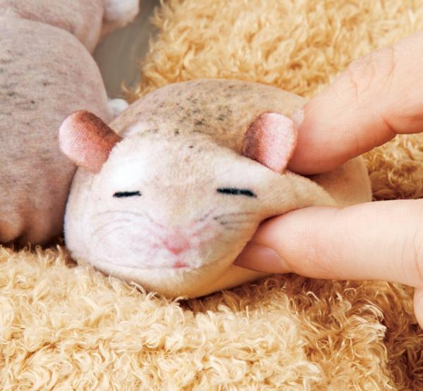 圓咕碌小倉鼠排排瞓超得意！ 日本推出倉鼠毛絨紙巾盒