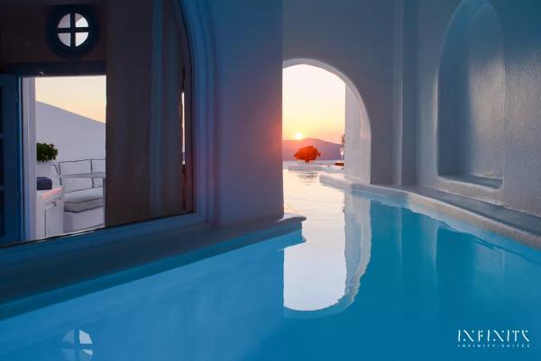 希臘無邊際泳池別墅酒店 飽覽火山島景觀/一望無際地中海景色