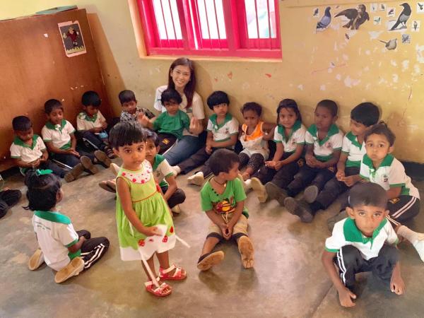 前TVB新聞主播梁凱寧到訪斯里蘭卡 做義工教小學生 網民大讚：天使！