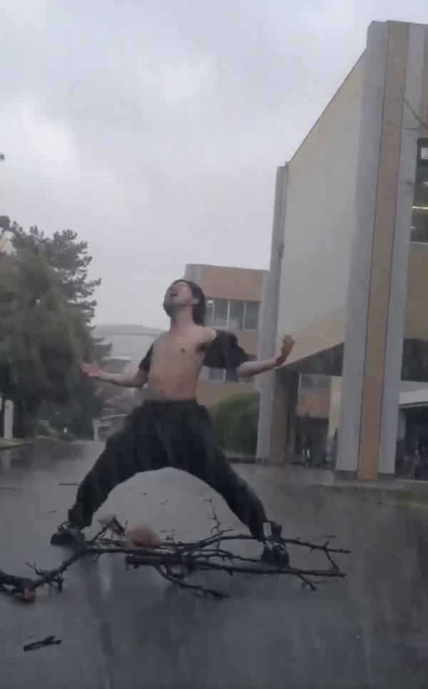 颱風海貝思襲日少年無懼狂風暴雨 走上街頭勁歌熱舞影片近千萬人觀看