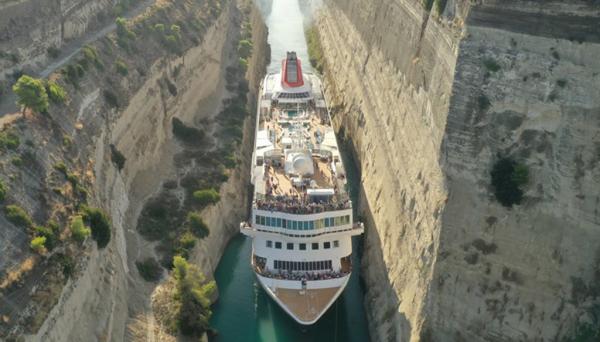 巨型郵輪穿過希臘運河 僅1.5米距離場面驚險
