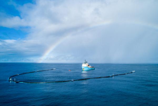 荷蘭海洋吸塵機成功啟航 一次帶走1.8萬億件垃圾