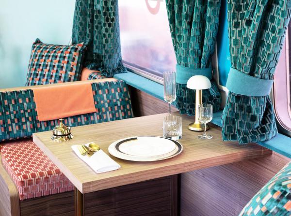 倫敦地鐵車廂重現60年代復古設計 夢幻糖果色配天鵝絨梳化盡顯英倫風情