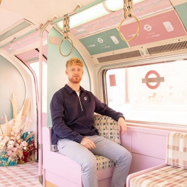 倫敦地鐵車廂重現60年代復古設計 夢幻糖果色配天鵝絨梳化盡顯英倫風情