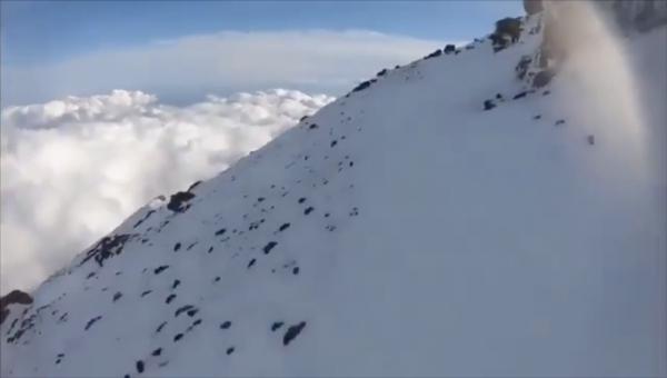 男子直播富士山登頂不慎滑落 畫面全程直擊意外發生過程場面駭人