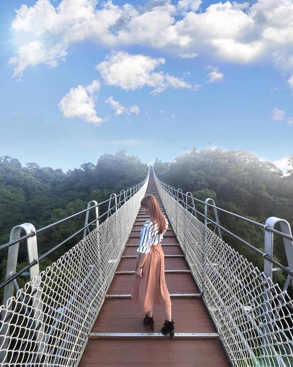 台灣超浪漫景點天空之橋 漸變色吊橋連接天際！