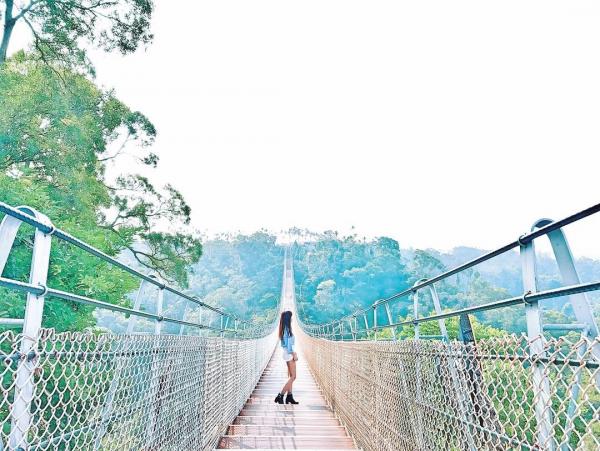 台灣超浪漫景點天空之橋 漸變色吊橋連接天際！