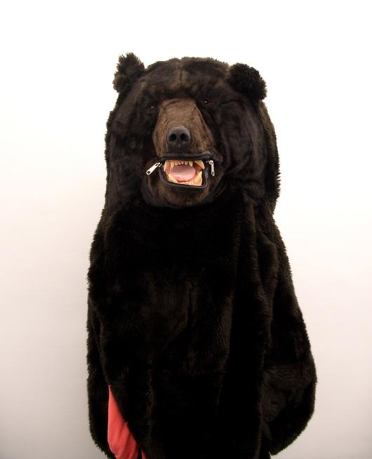 日本藝術家推黑熊造型睡袋 毛茸茸外型+尖銳牙齒超迫真！