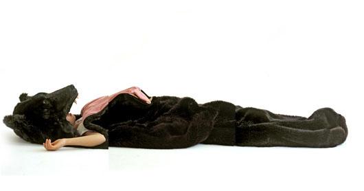日本藝術家推黑熊造型睡袋 毛茸茸外型+尖銳牙齒超迫真！