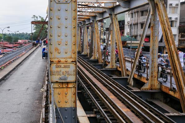 越南龍邊橋取代火車街成打卡熱點 遊客罔顧安全於路軌上拍照 險象環生