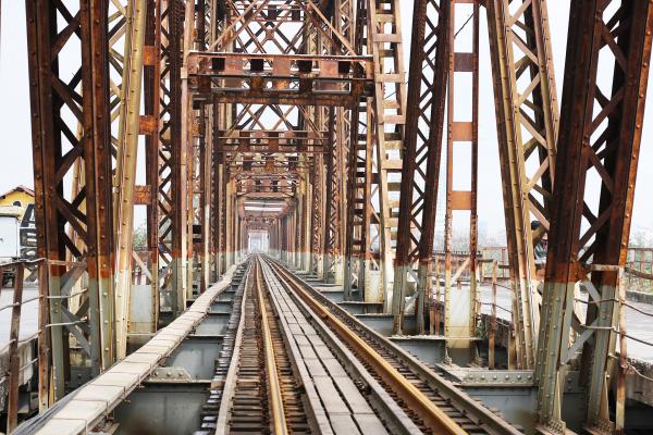 越南龍邊橋取代火車街成打卡熱點 遊客罔顧安全於路軌上拍照 險象環生