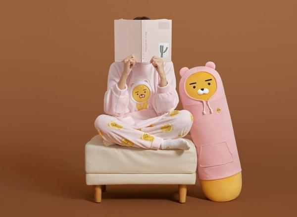韓國KAKAO FRIENDS最新產品 圓碌碌衛衣Ryan攬枕！