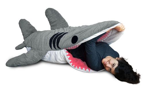 睡到鯊魚口中？！ 美國推出超搞笑海洋生物睡袋