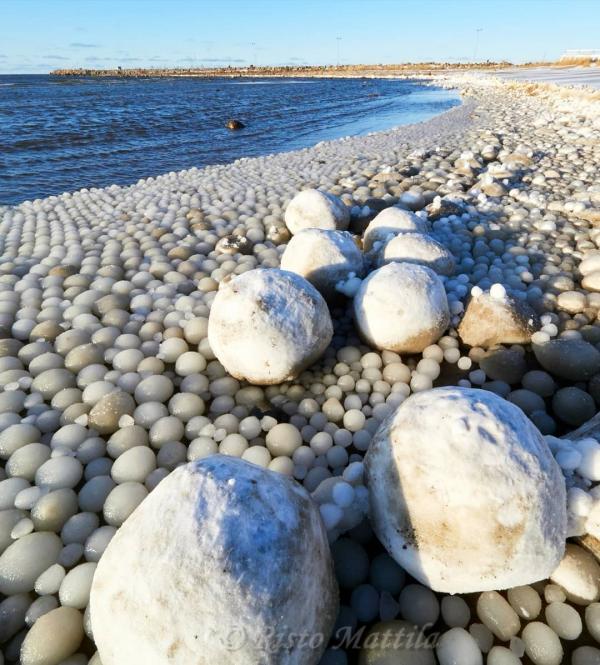 芬蘭驚見沙灘整齊鋪冰蛋 專家：極罕見自然奇景！