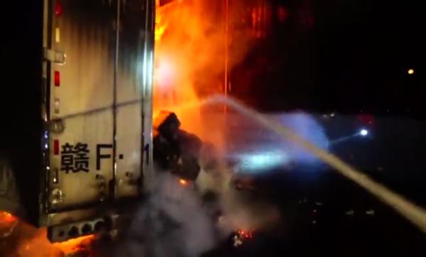 淘寶雙11快遞貨車起火 13噸包裹燒成灰燼