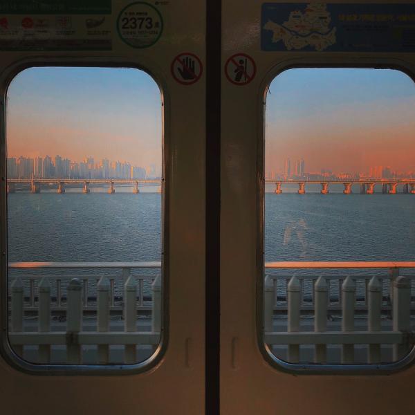 首爾地鐵窗外漢江美景！ 韓國攝影師通勤路上隨影